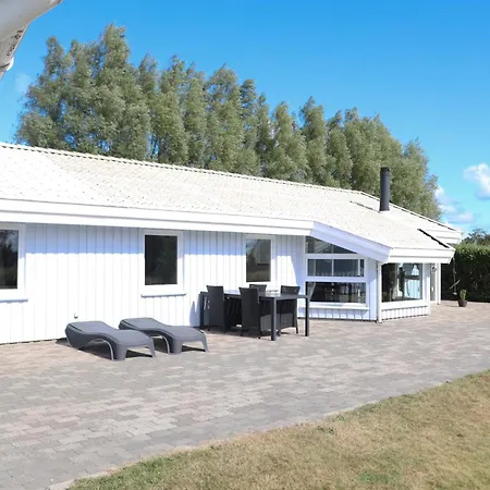 Mysigt Strandhus För 9 400 M Stranden *