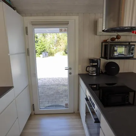 Mysigt Strandhus För 9 400 M Stranden