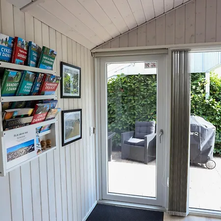 Mysigt Strandhus För 9 400 M Stranden Strandby