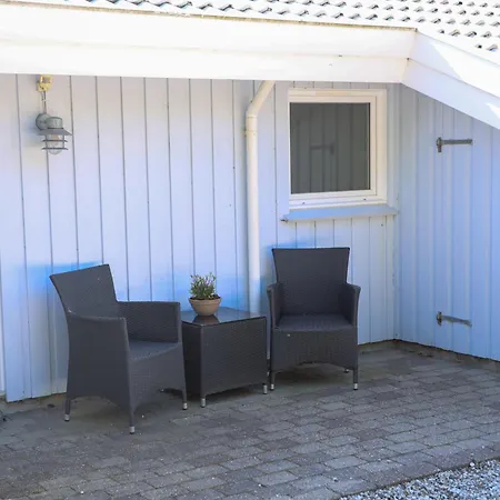 Mysigt Strandhus För 9 400 M Stranden