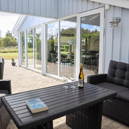Mysigt Strandhus För 9 400 M Stranden Semesterbostad