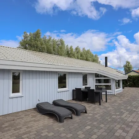House For 9 Guests 400 M To The Sea Strandby